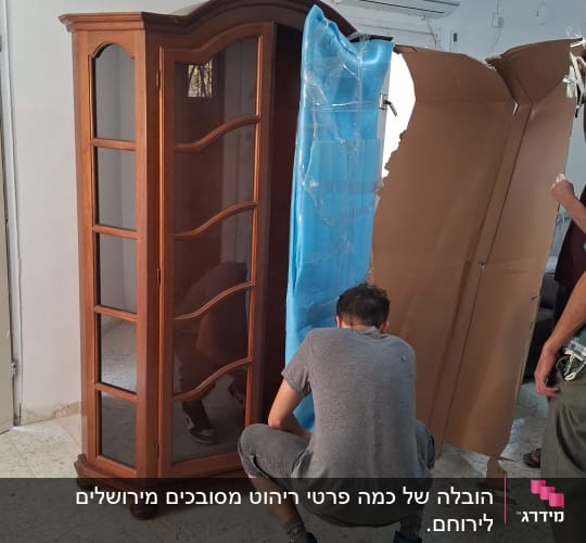 אריזה ועטיפה של ארון עץ מסיבי עם זכוכית לקראת הובלה